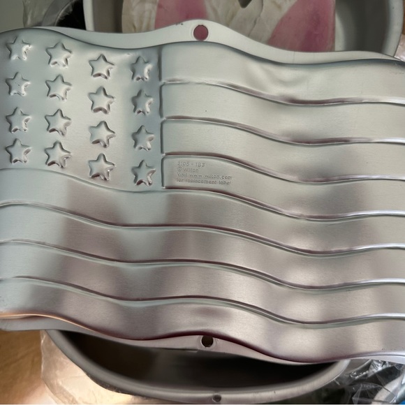 Wilton American Flag Stars and Stripes Cake Pan USA 2105-183 - Picture 2 of 3